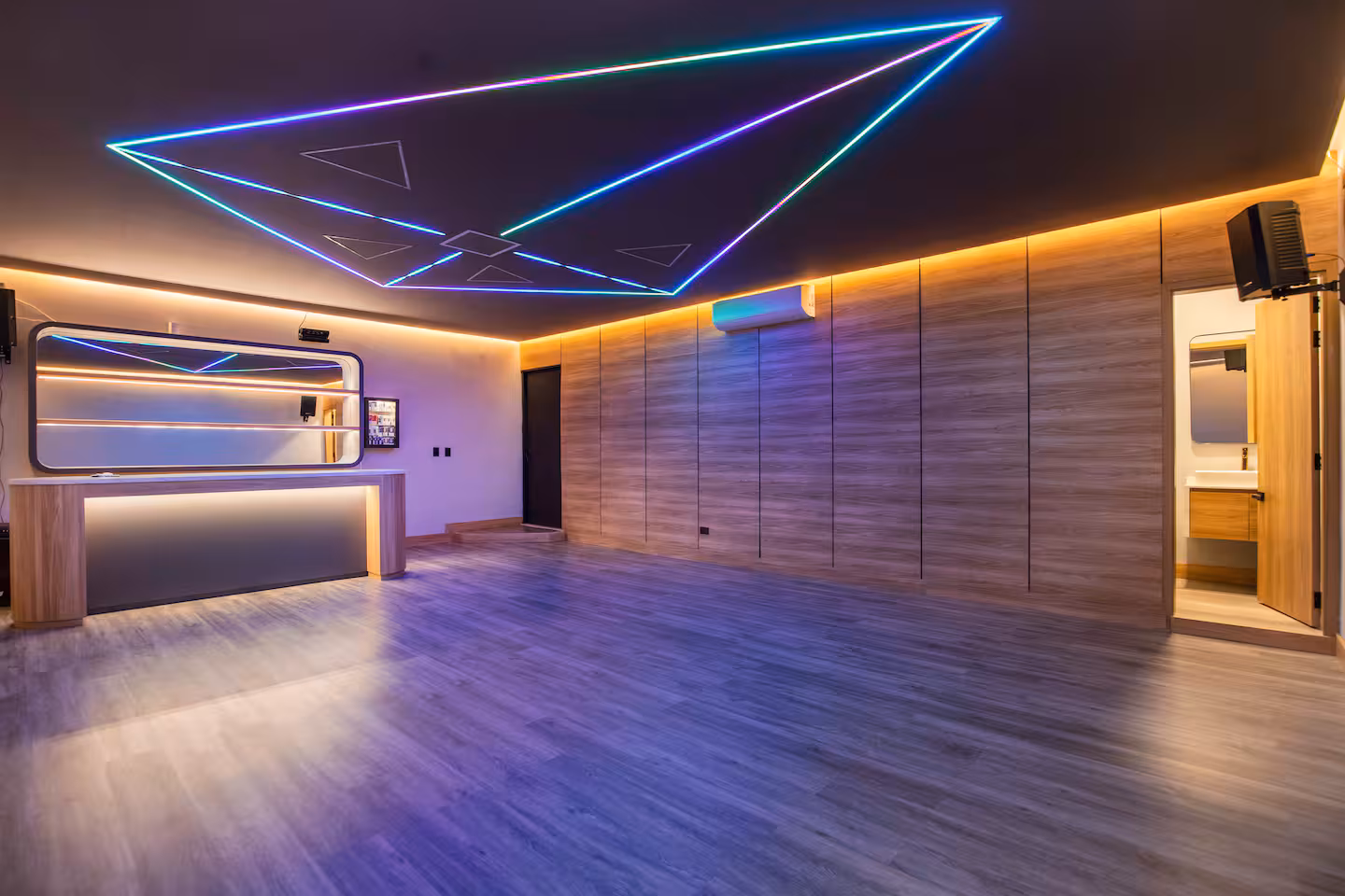 Villa Gratamira in Medellín with a private nightclub, heated pool, jacuzzi, and luxury group-friendly amenities.